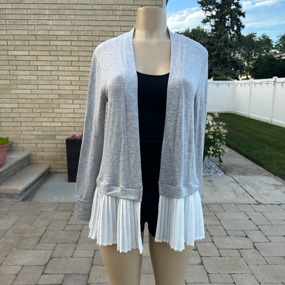 Bobeau Two Toned Cardigan Sweater
Cardigan Longsleeve size S.  Gray/white